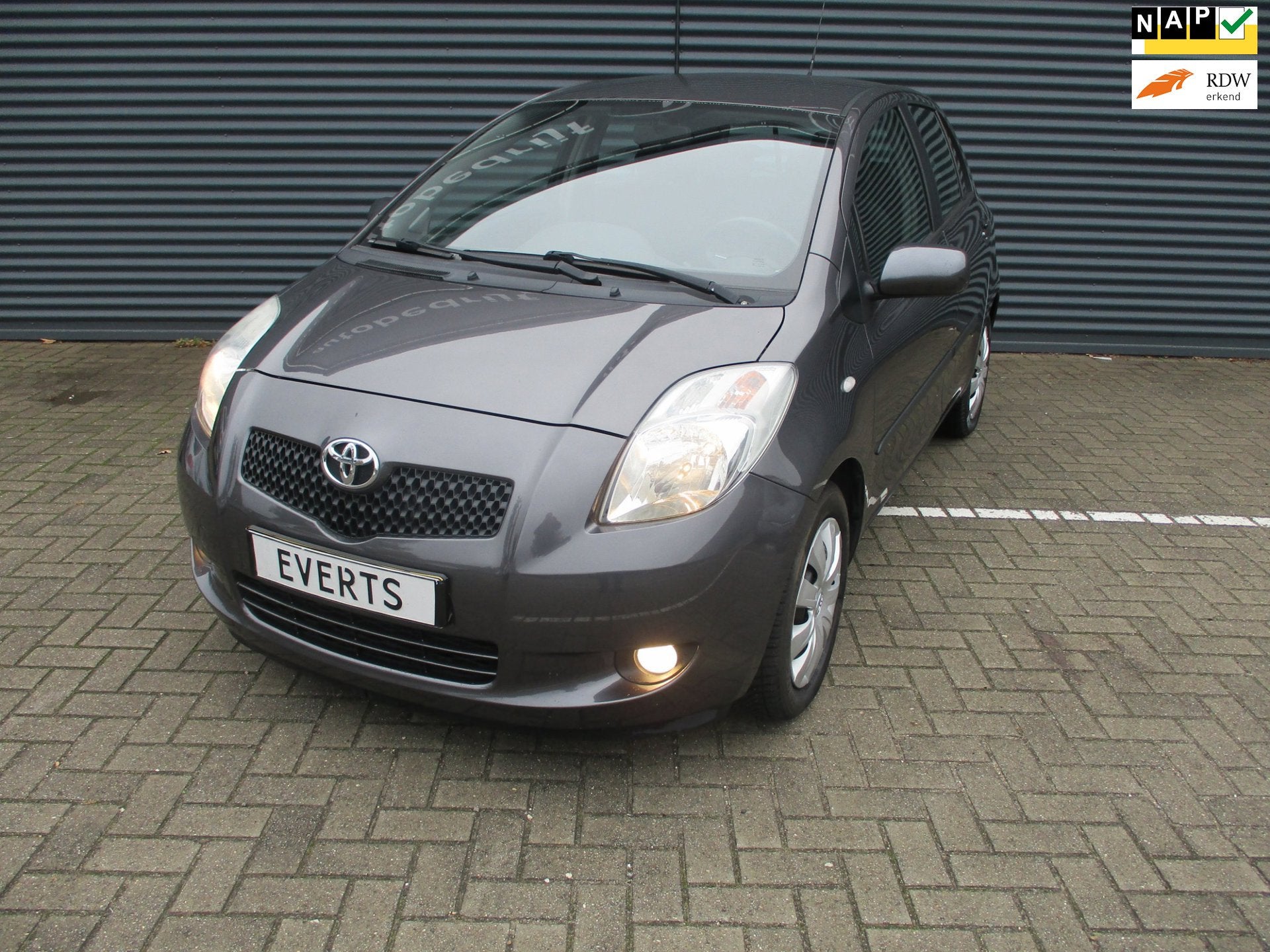 Toyota Yaris 1.3 VVTi Sol MMT Automaat Airco Apk 13-10-2027, Auto's, Dealer onderhouden, 750 kg, 4 cilinders, Origineel Nederlands