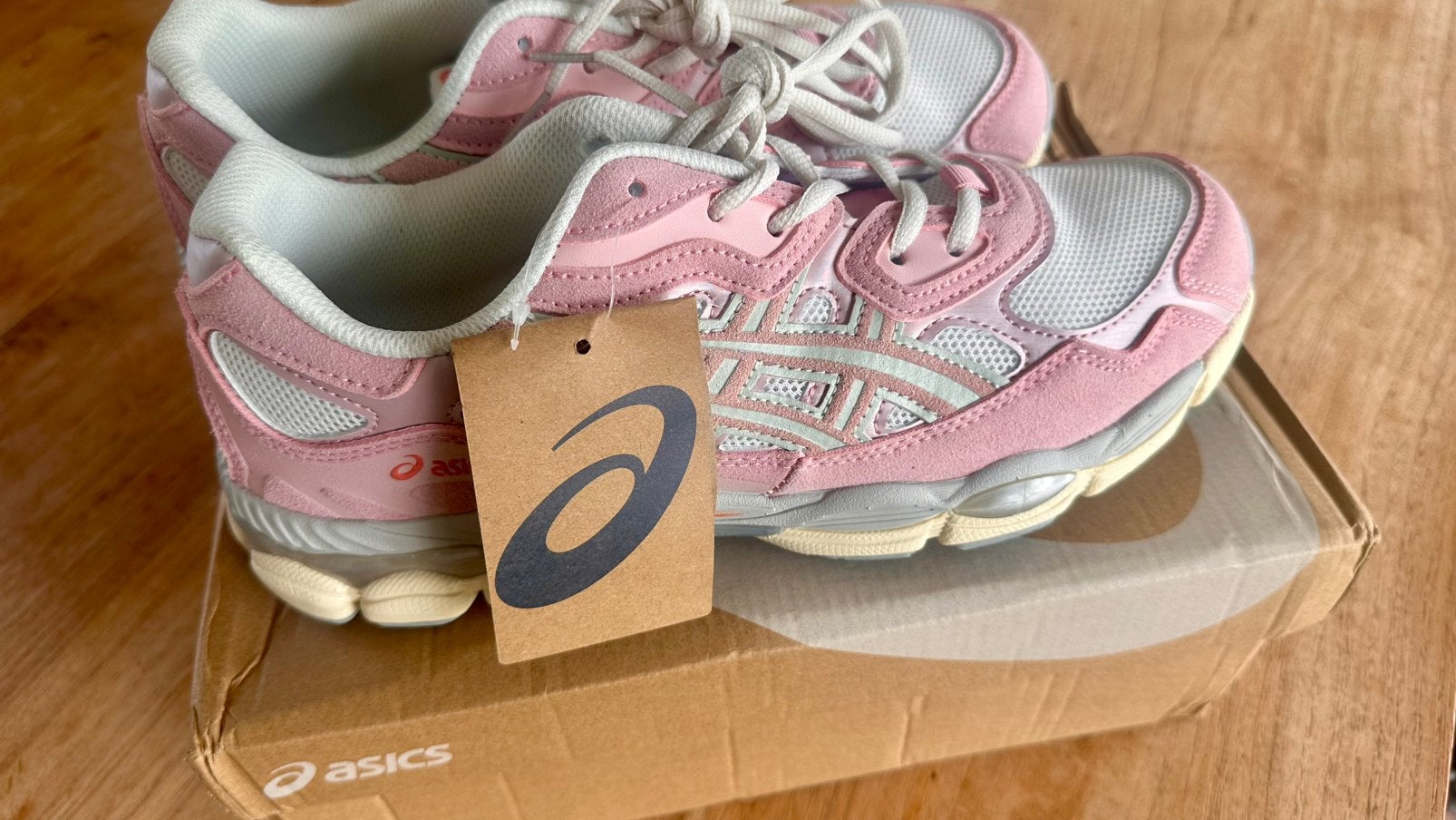 Nieuwe Asics GEL-NYC cream/ rose water m44, Sport en Fitness, Loopsport en Atletiek, Ophalen of Verzenden, Nieuw, Hardloopschoenen