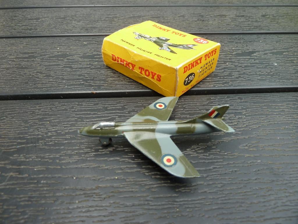 DINKY TOYS:  7 cm. MILITAIRE VLIEGTUIGJE de: HAWKER HUNTER, Overige merken, Ophalen of Verzenden, Zo goed als nieuw, Groter dan 1:72