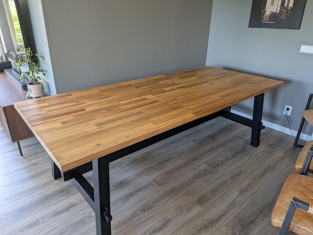 IKEA SKOGSTA Eettafel Acacia/Zwart 235x100 cm, Overige houtsoorten, Gebruikt, 100 tot 150 cm, Modern, Industrieel, Robuust