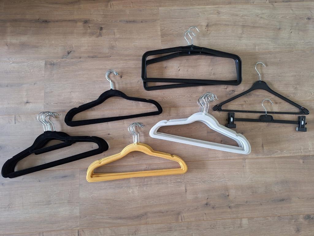 34 kledinghangers, Ophalen, Zo goed als nieuw, Overige materialen, Volwassenen
