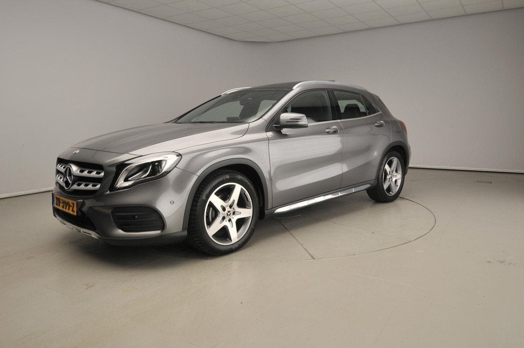 Mercedes-Benz GLA-klasse 180 Business Solution AMG | Panoram, Auto's, Mercedes-Benz, Gebruikt, 4 cilinders, 715 kg, Leder en Stof