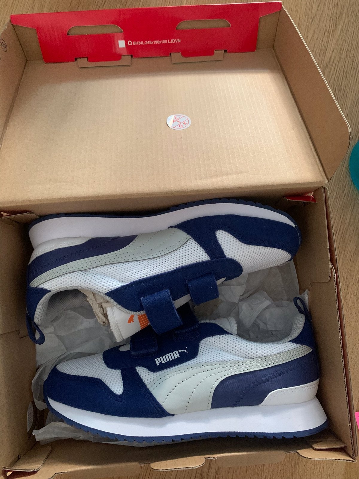 Nieuwe blauw/witte puma sneakers maat 34, Schoenen, Nieuw, Ophalen of Verzenden, Jongen