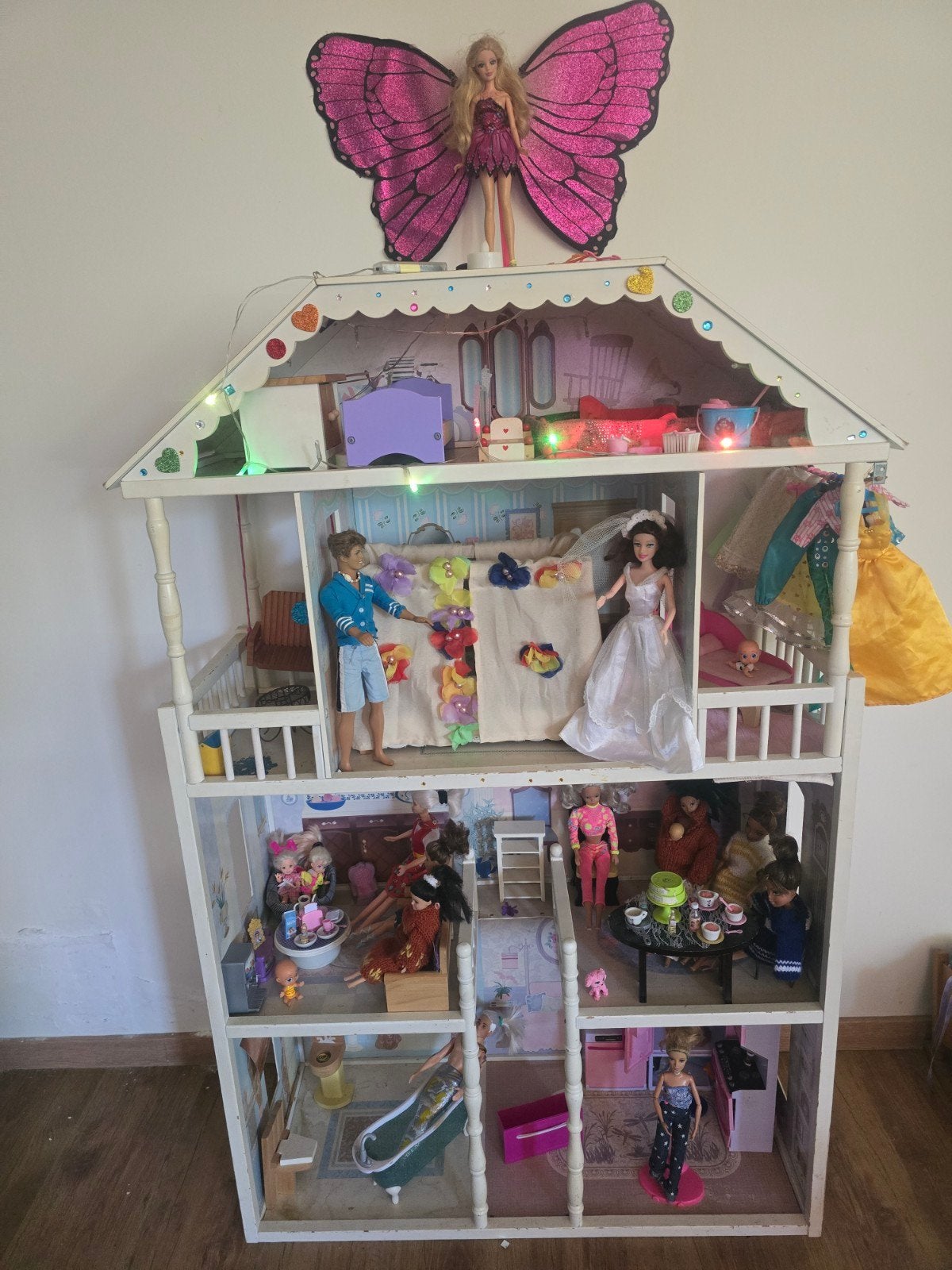 Groot poppenhuis met 21 barbie's & veel speelgoed Gratis, Ophalen, Gebruikt, Overige typen