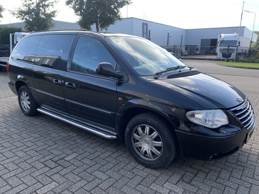 Chrysler Voyager Sidebars met rvs treeplanken