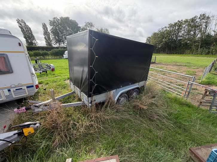 Gesloten aanhangwagen met huif - Ideaal voor transport