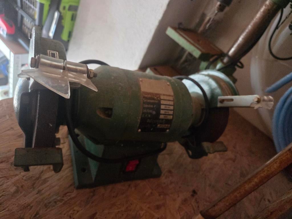 Bank slijpmachine. Stekker en veiligheidskapjes ontbreekt, Ophalen, Minder dan 700 watt, Werkbankslijpmachine