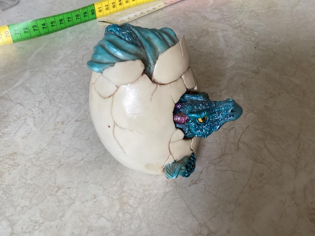 Draak uit ei // hoog 7.5 cm, Ophalen of Verzenden, Zo goed als nieuw