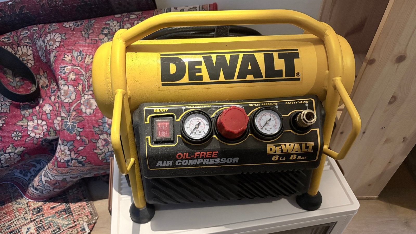 Dewalt olievrije luchtcompressor 6L 8 Bar, Ophalen, Gebruikt, 6 tot 10 bar, Minder dan 200 liter/min