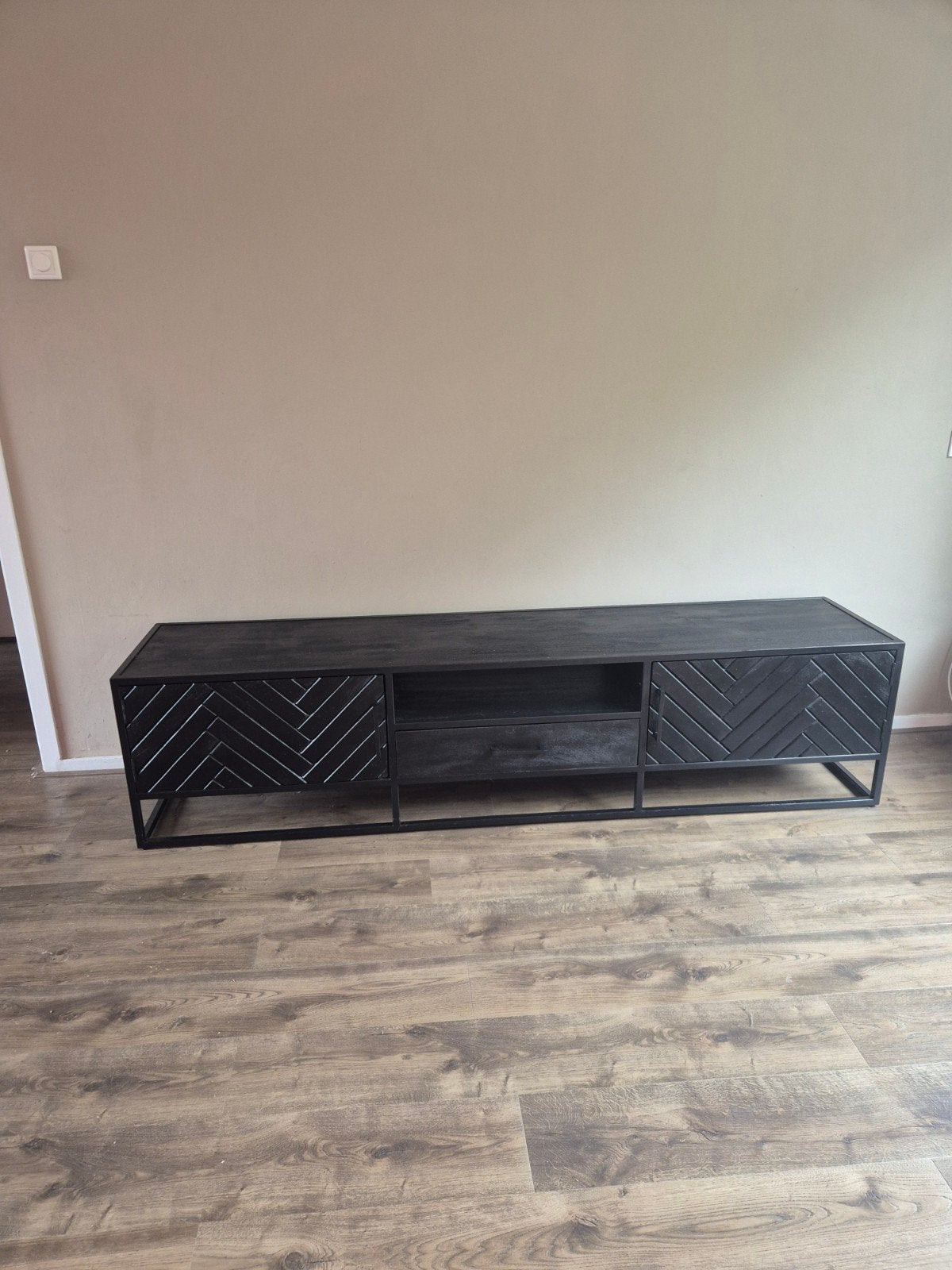 Zwart TV-meubel met visgraatpatroon en metalen frame, Modern, Industrieel, Visgraat, Zo goed als nieuw, 200 cm of meer, Minder dan 100 cm