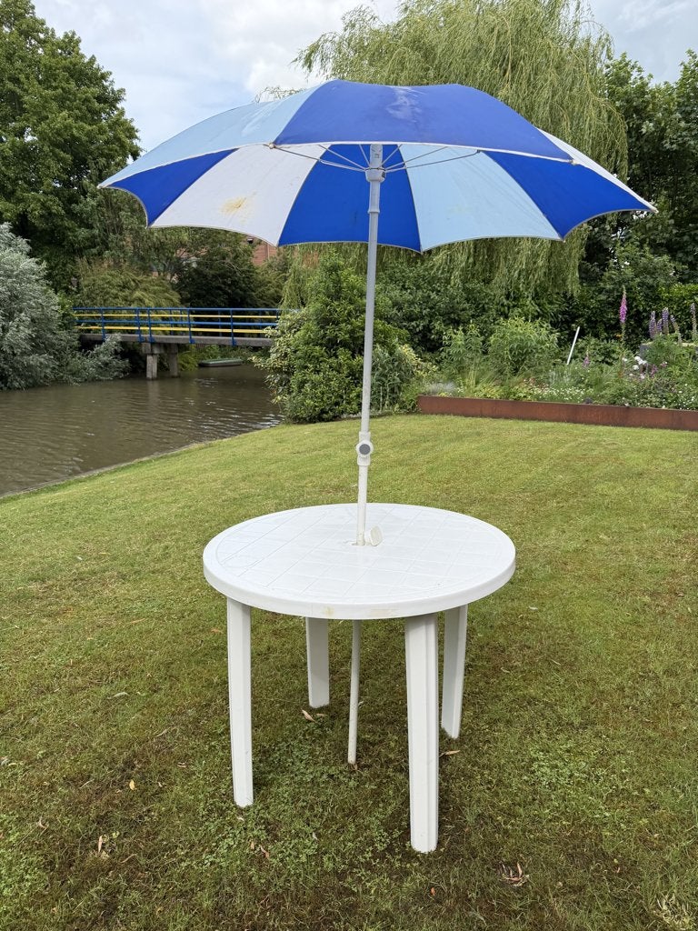tuintafel (rond) met parasol, Tuin en Terras, Tuintafels, Ophalen, Gebruikt, Rond, Kunststof