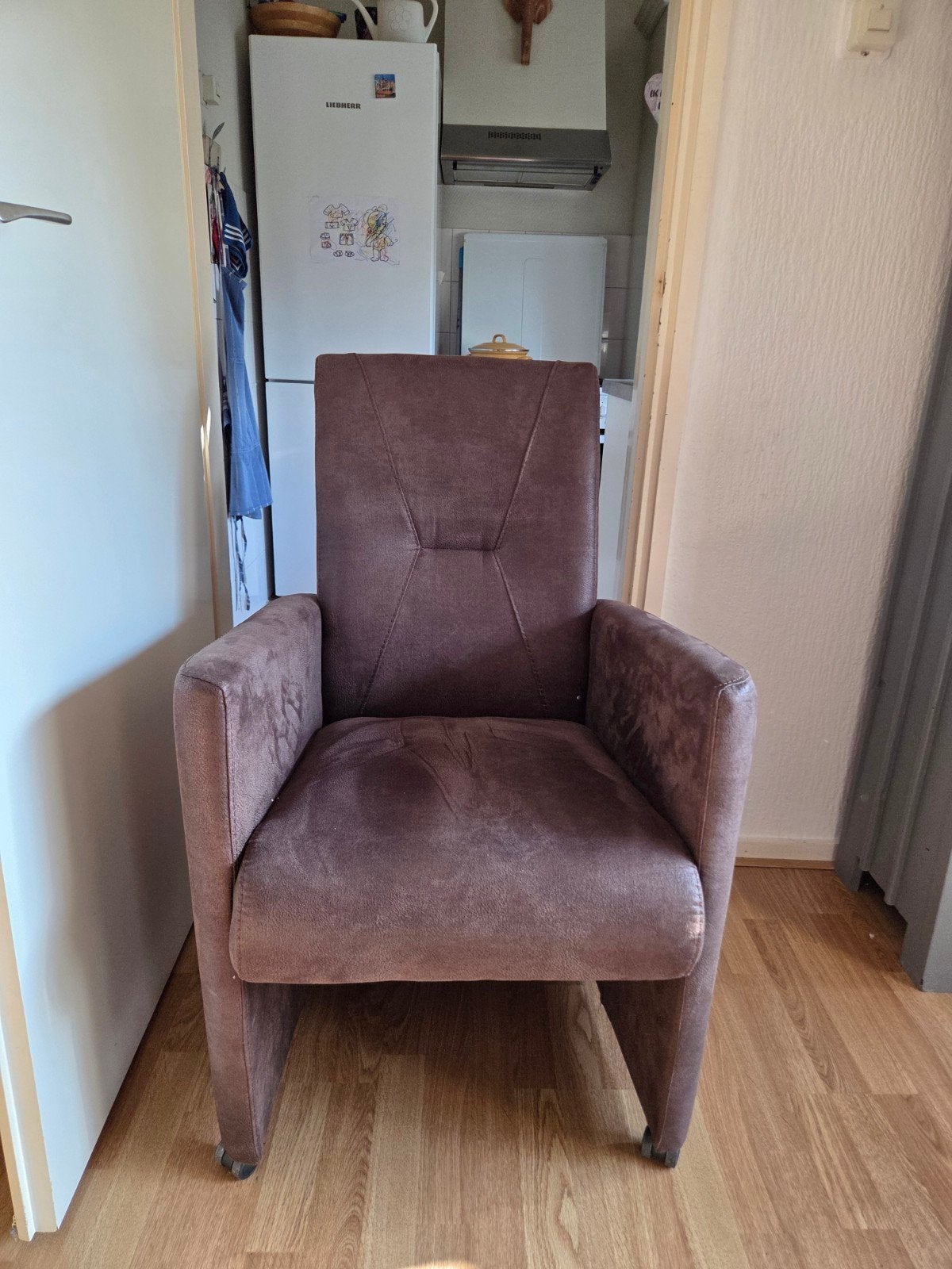4 X Comfortabele bruine fauteuils(eettafel) op wieltjes, Huis en Inrichting, Stoelen, Ophalen, Bruin, Modern comfort, Zo goed als nieuw
