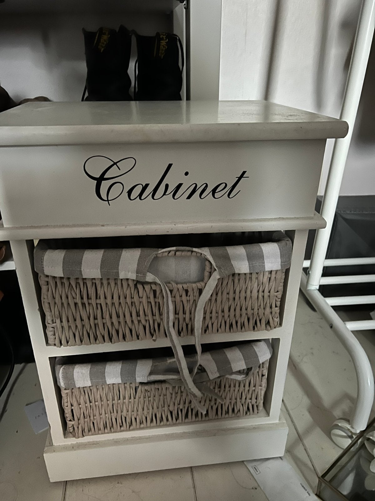Gratis kastje met rieten mandjes, Ophalen, Zo goed als nieuw, Minder dan 45 cm