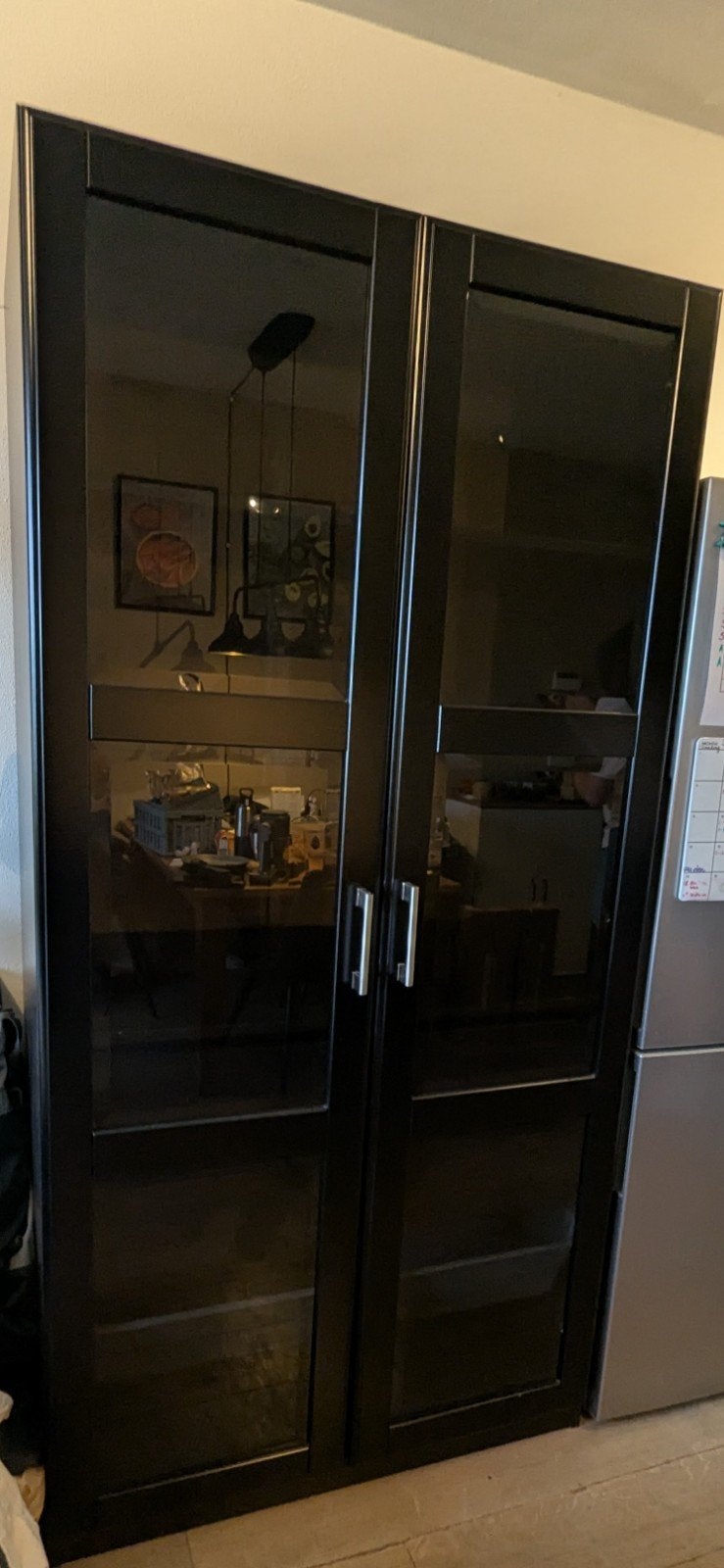 Foto 3 van IKEA Zwarte (servies)kast met glazen deuren en lades