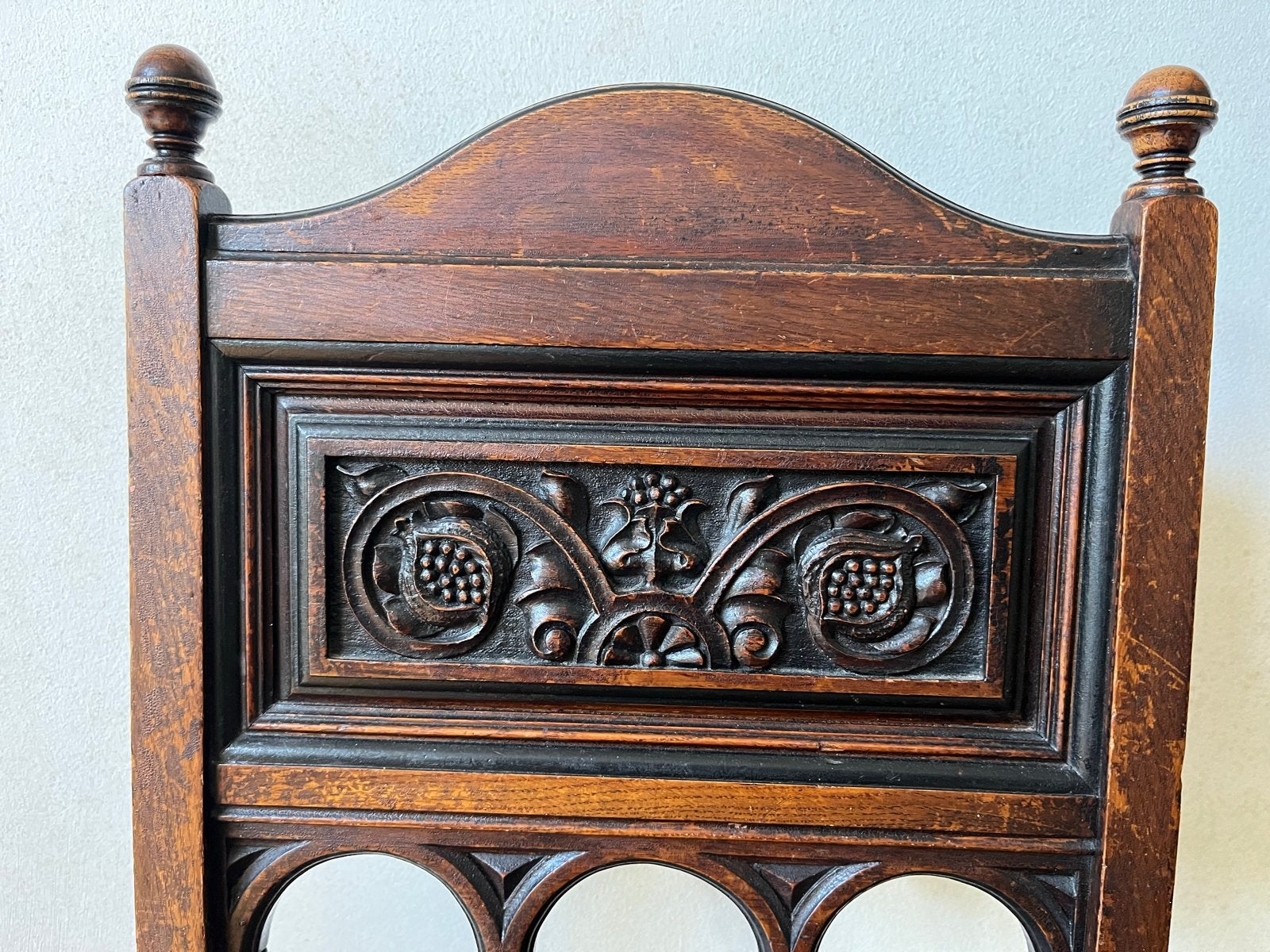 Antieke houten stoel met gedetailleerd houtsnijwerk, Ophalen