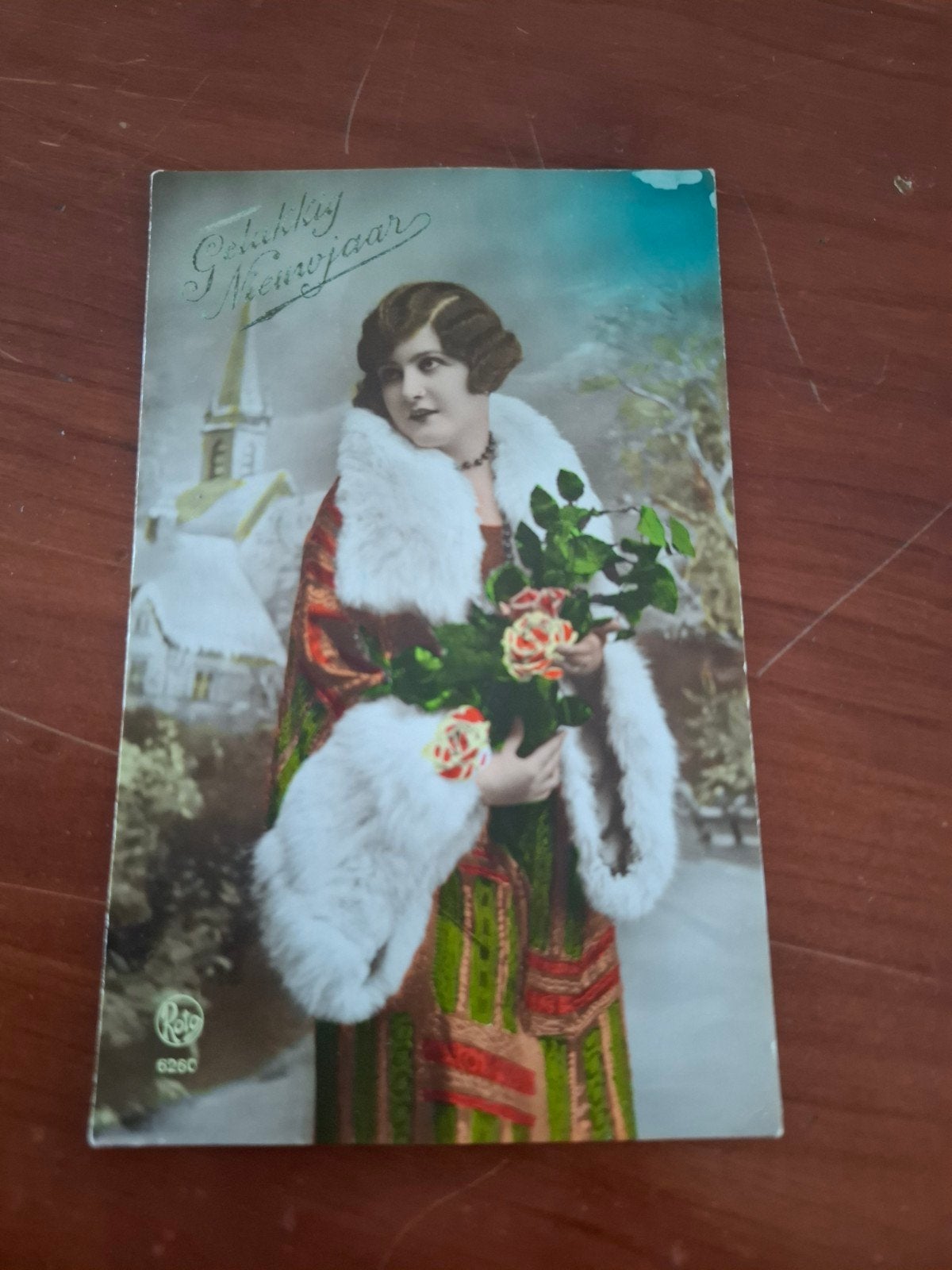Oude Gelopen Nieuwjaarskaart 1930 - Vrouw met bont en rozen, Ophalen of Verzenden, 1920 tot 1940, Gelopen, Overige thema's