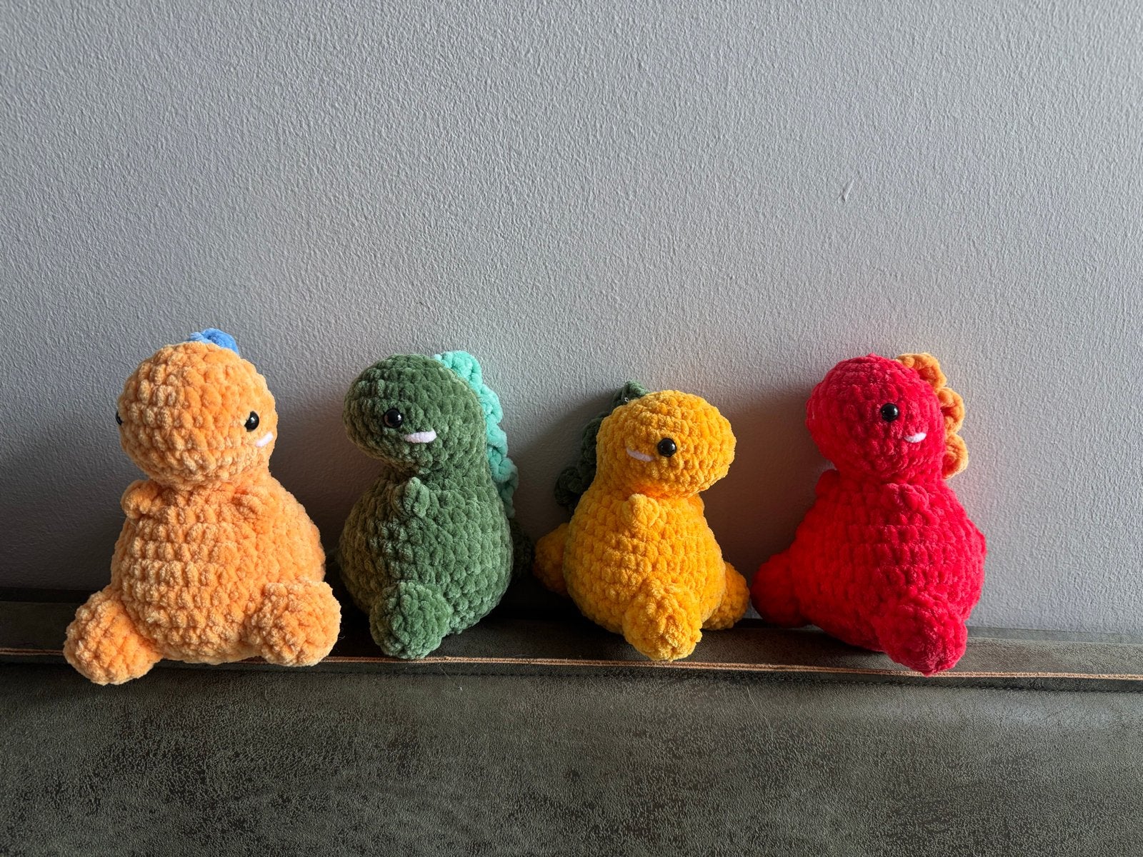 4 schattige dino knuffels van chenille garen, Kinderen en Baby's, Speelgoed | Knuffels en Pluche, Nieuw, Dinosaurus, Klein (minder dan 20 cm)