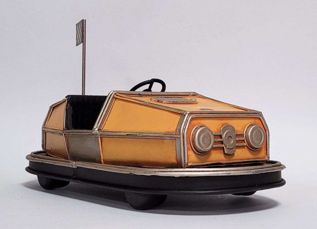 Botsauto geel metalen model miniatuur blikken decoratie, Verzamelen, Retro, Ophalen of Verzenden, Huis en Inrichting