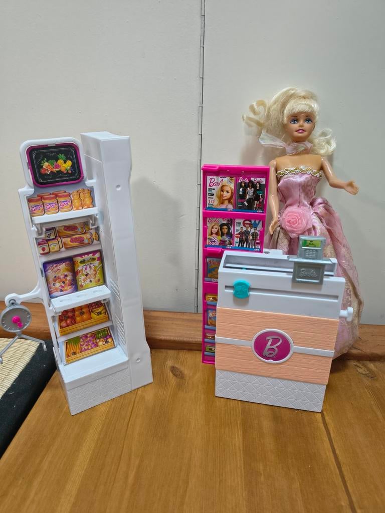 Barbie pop en winkel meubels, Ophalen of Verzenden, Gebruikt, Poppenhuis