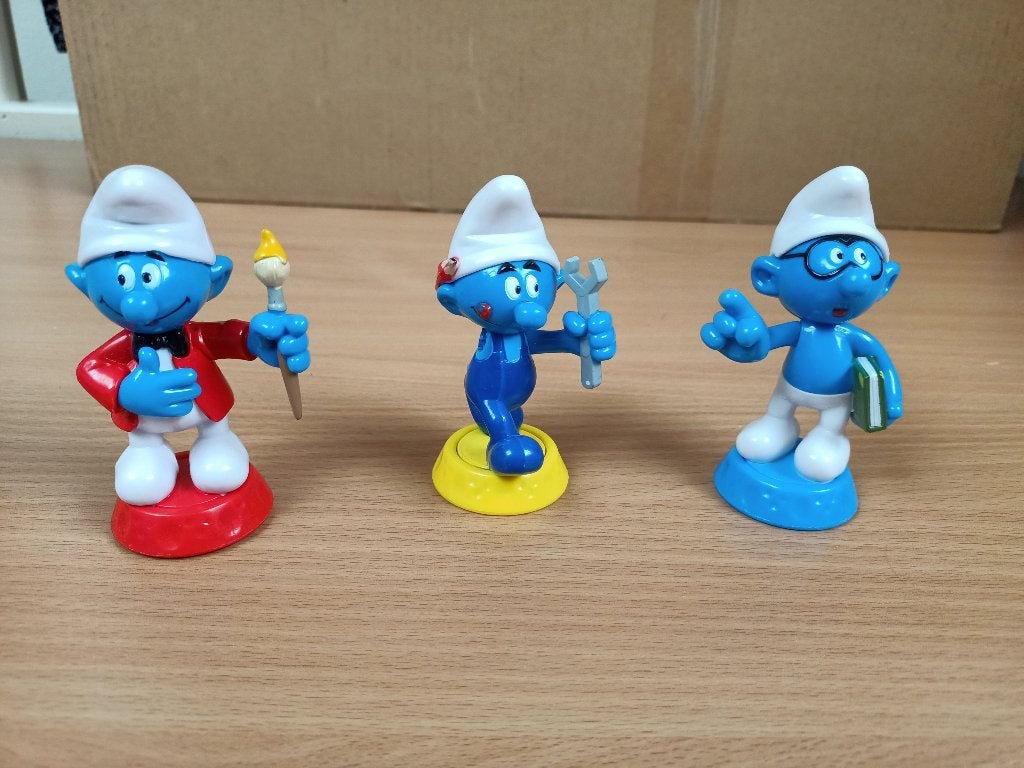 schilder smurf / knutsel smurf en bril smurf (ca 9 cm hoog), Ophalen, Zo goed als nieuw, Verschillende Smurfen, Poppetje, Figuurtje of Knuffel