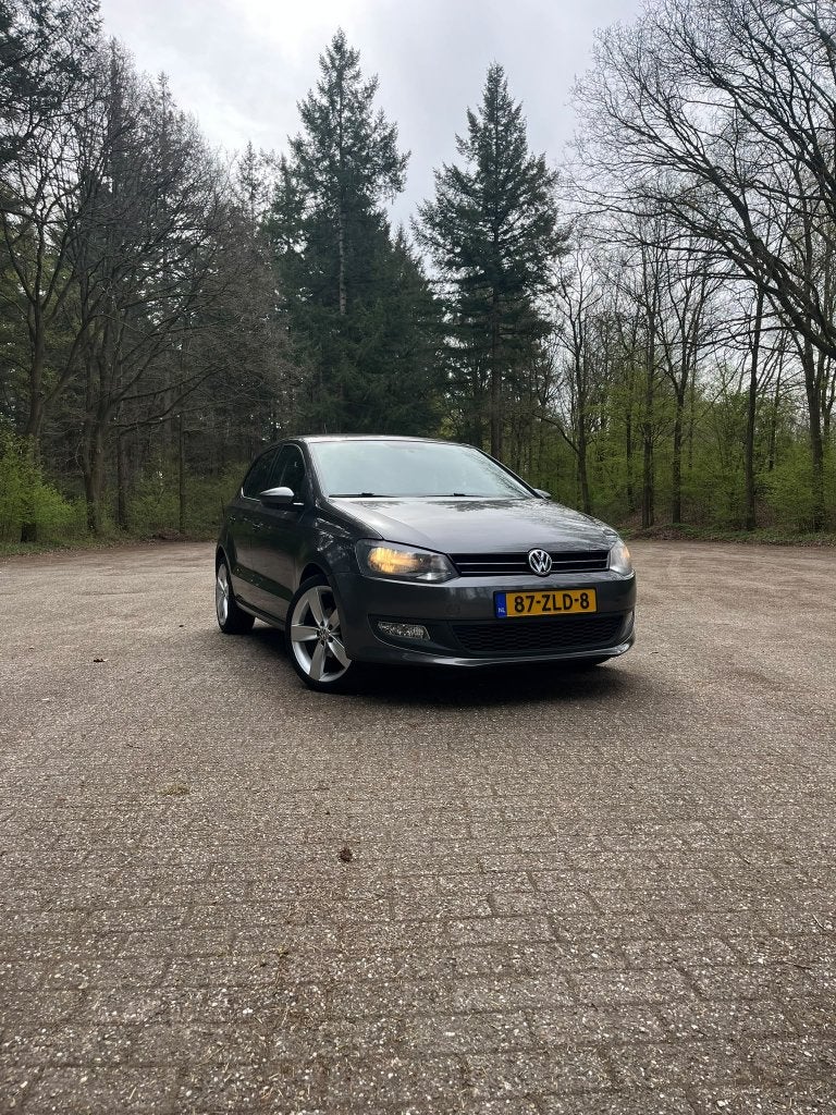 Volkswagen Polo 1.2 TSI 66KW 2013 Grijs, Voorwielaandrijving, Stof, 40 €/maand, Zwart