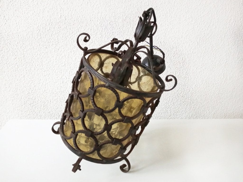 Sierlijke hanglamp met geel glas en smeedwerk, Ophalen of Verzenden, Gebruikt, Glas, Vintage