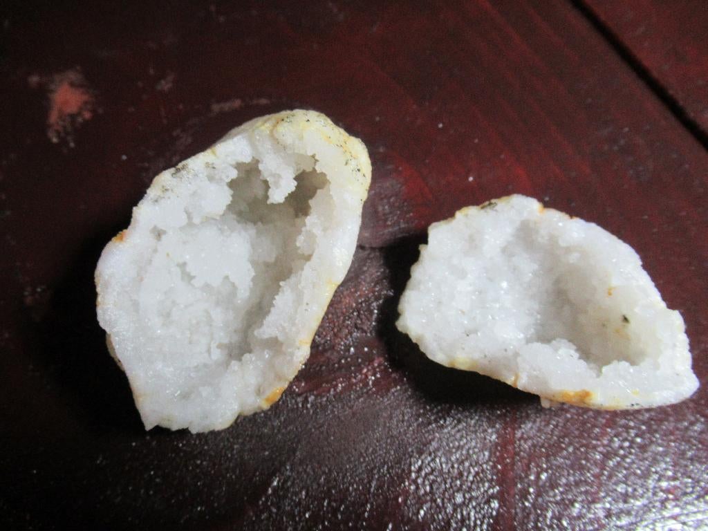 BERGKRISTAL Geode 2 stukken vormen bol € 15 Wit afm.: 8x7cm, Ophalen of Verzenden