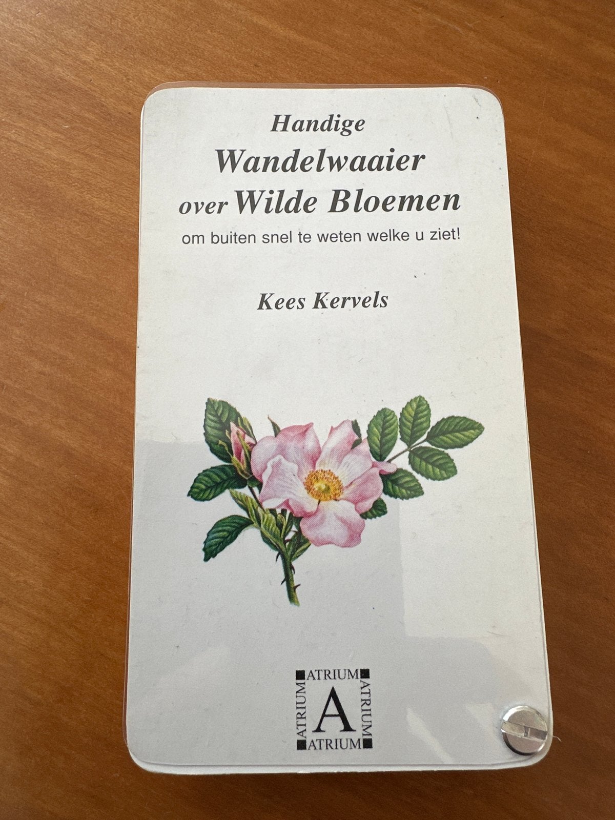 Handige Wandelwaaier over Wilde Bloemen - Kees Kervels, Ophalen of Verzenden, Zo goed als nieuw, Bloemen, Planten en Bomen