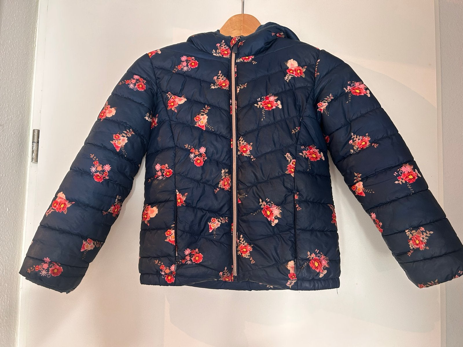 Donkerblauwe gewatteerde jas met bloemenprint winterjas, Ophalen of Verzenden, Zo goed als nieuw, Maat 36 (S), Blauw