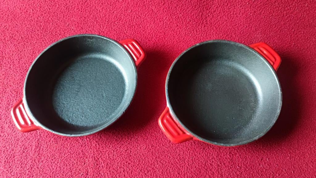 TOPSTAAT 2 gietijzeren mini bakpannen, skillets - emaille, Ophalen of Verzenden, Zo goed als nieuw