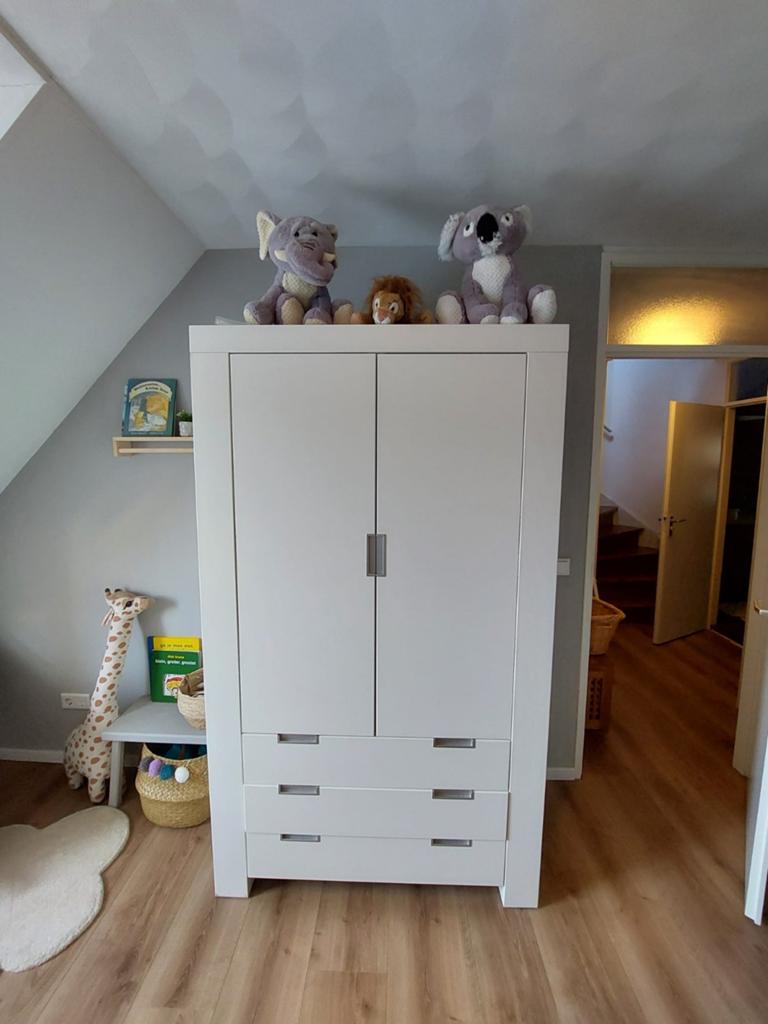 Complete babykamer wit: Ledikant, Commode en Kledingkast, 70 tot 85 cm, Zo goed als nieuw, Matras, 140 tot 160 cm