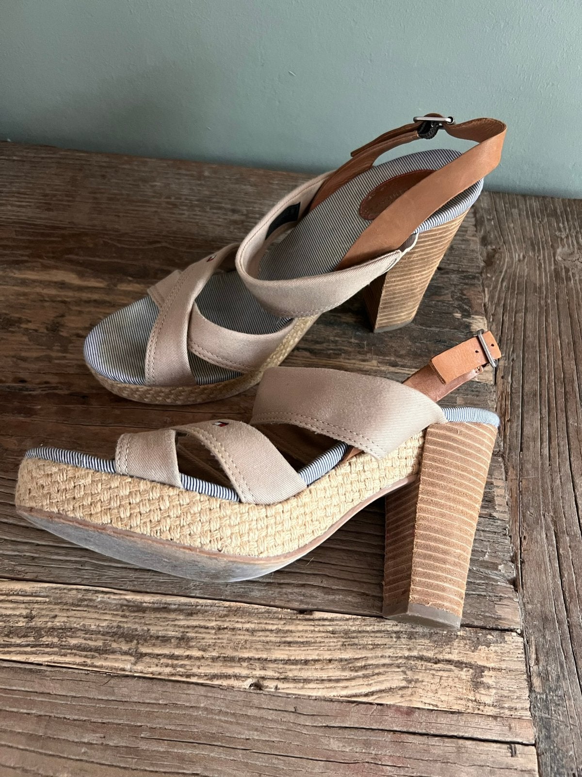 Tommy Hilfiger sandaal met hoge hak maat 40, Beige, Zo goed als nieuw, Tommy Hilfiger, Sandalen of Muiltjes