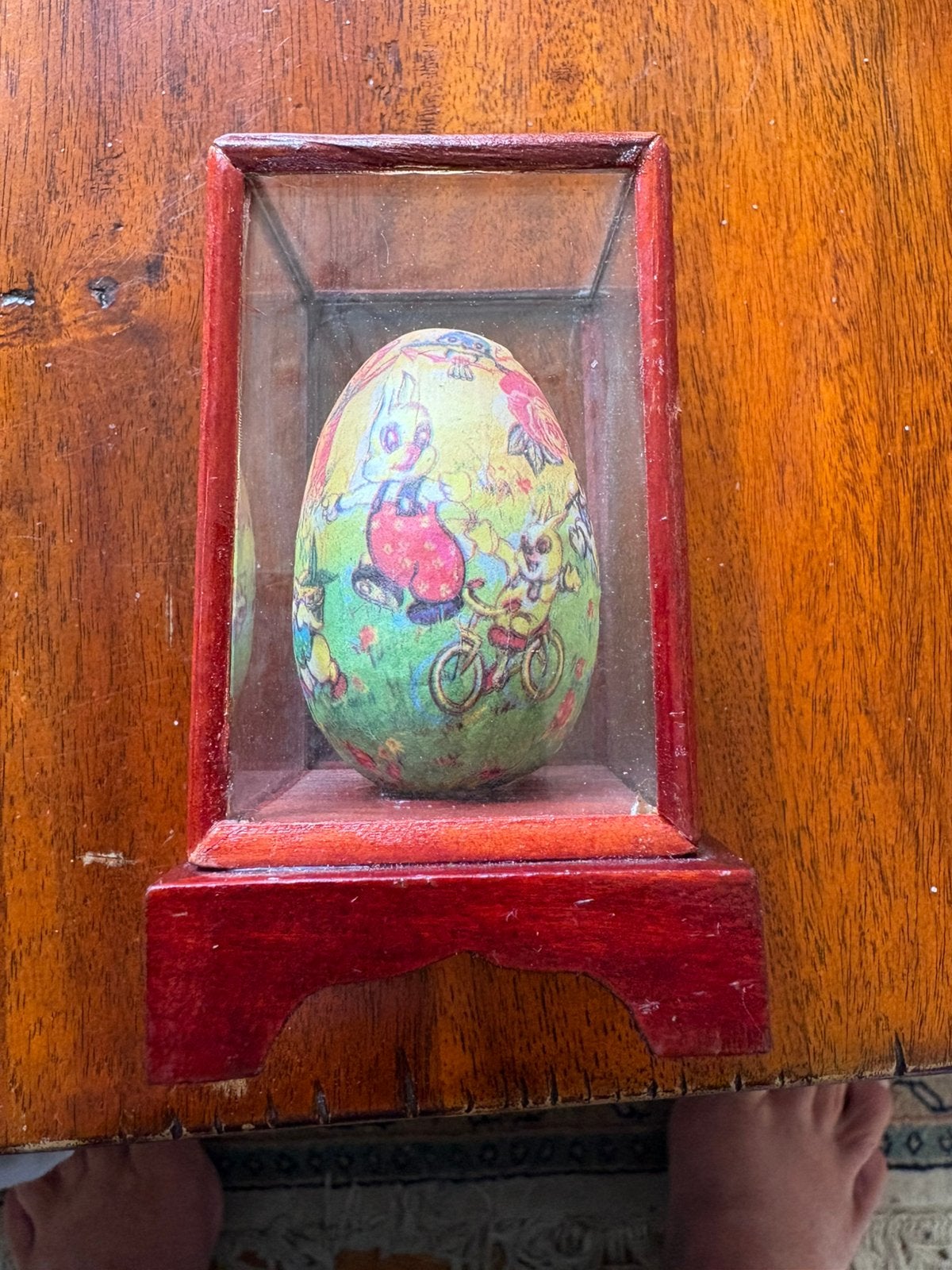 Vintage papiermaché paasei in glazen kastje, Antiek en Kunst, Ophalen