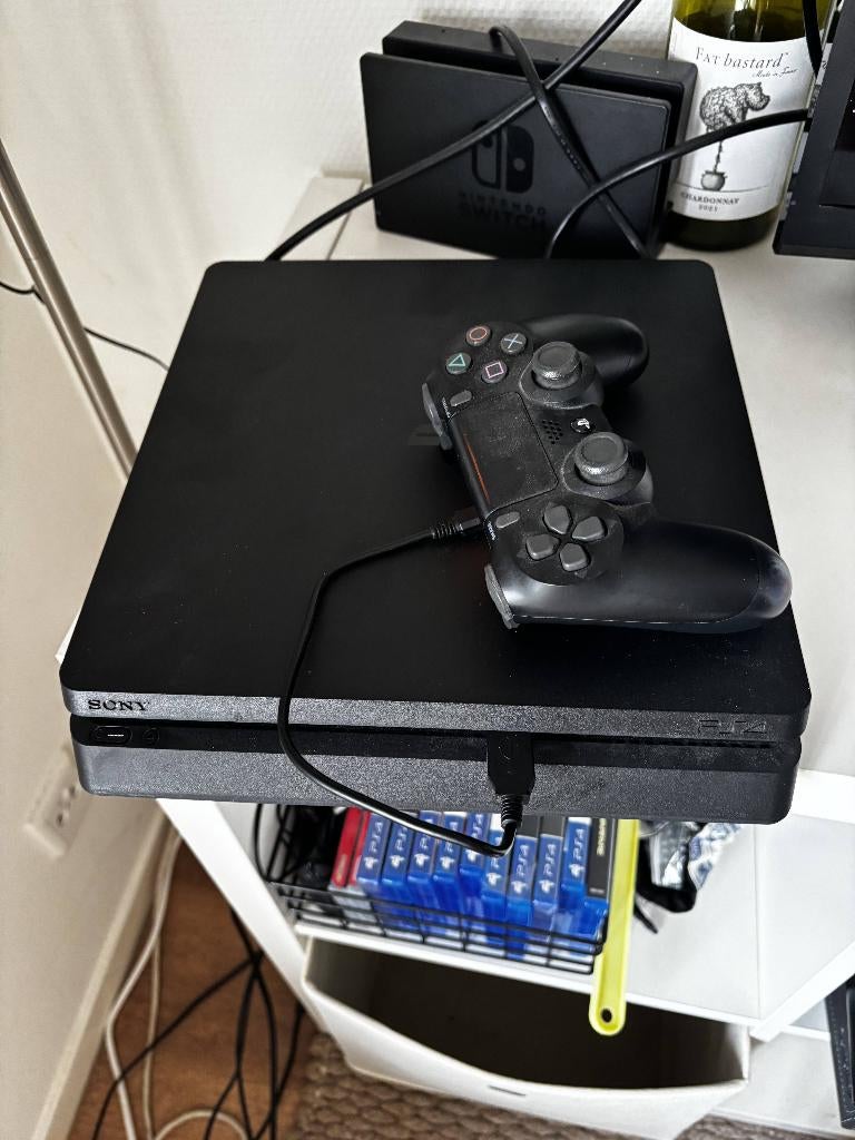 Sony PS4 with 2 controllers and games, Spelcomputers en Games, Spelcomputers | Sony PlayStation 4, Ophalen, Met 2 controllers
