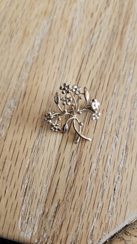 Vintage zilverkleurige broche met bloemmotief, Sieraden, Tassen en Uiterlijk, Gebruikt, Minder dan 4 cm, Ophalen of Verzenden