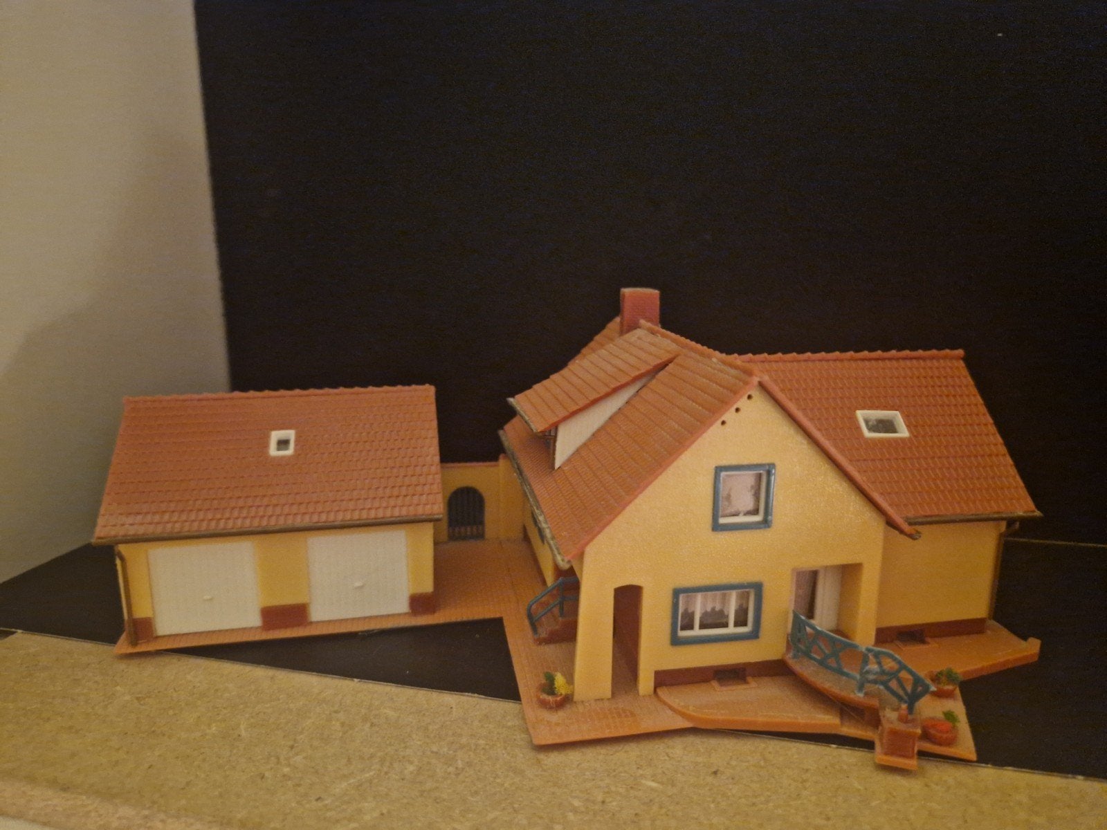 Faller Bungalow met garage - Modelbouw huisje, Hobby en Vrije tijd, Ophalen of Verzenden, Zo goed als nieuw