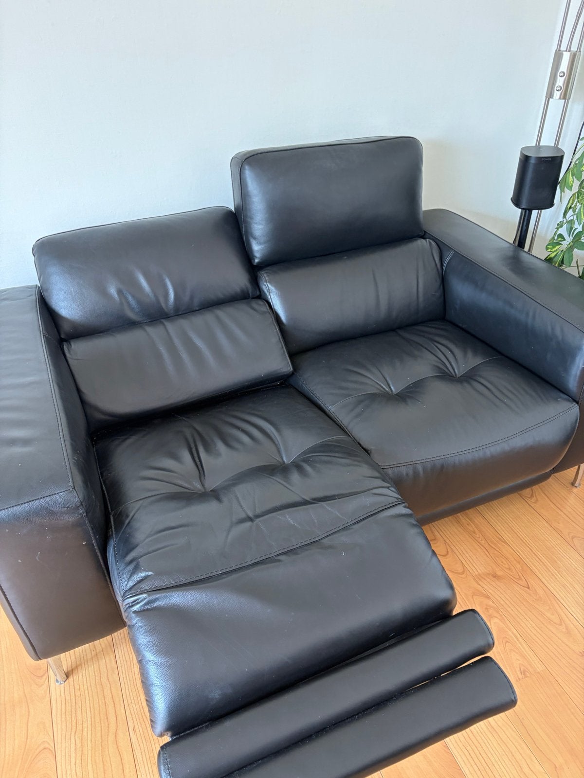 Zwarte leren tweezitsbank met relaxfunctie, Ophalen, Gebruikt, 150 tot 200 cm, Tweepersoons