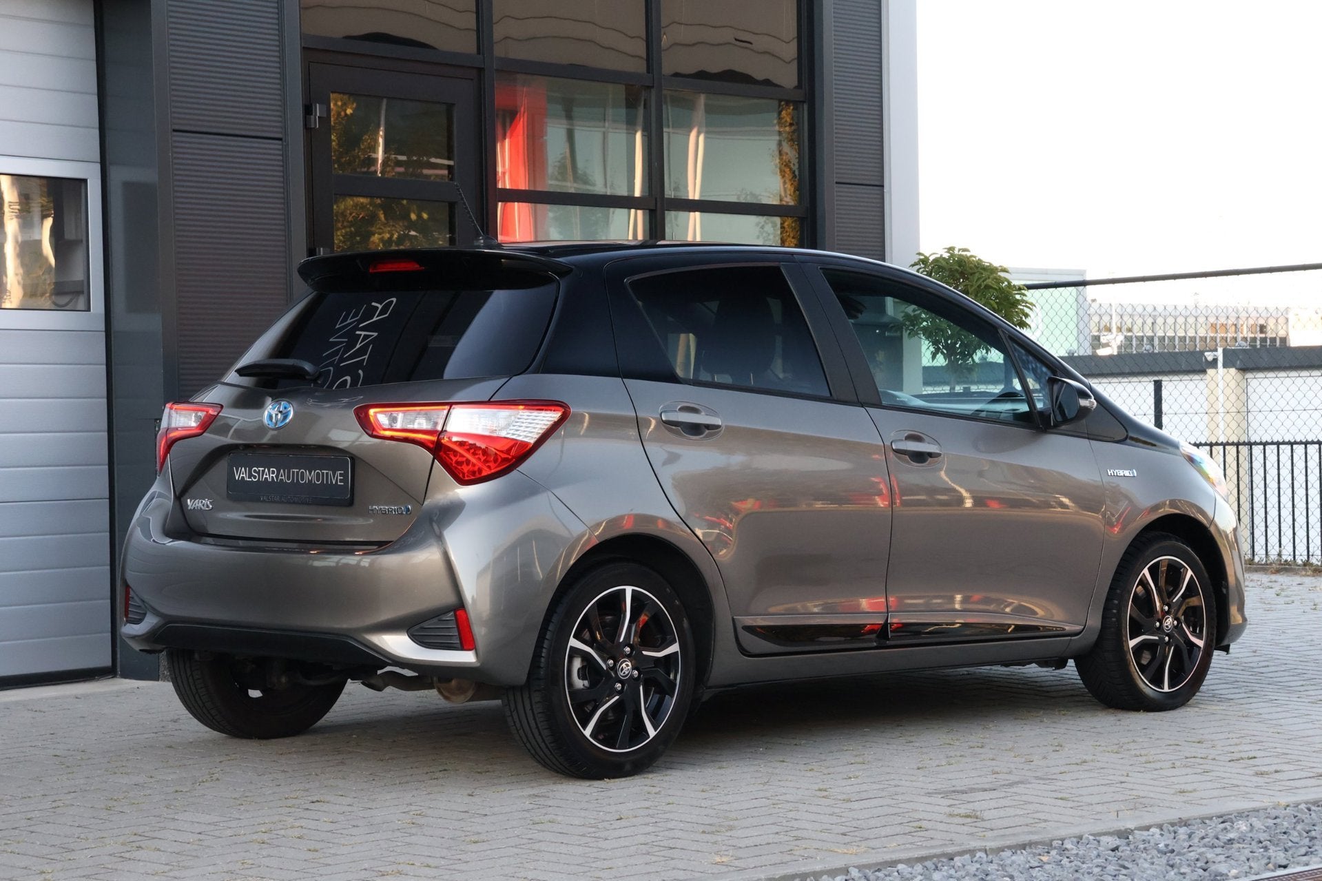 Toyota Yaris 1.5 Hybrid Bi-Tone | Camera | Automaat | FACELI, Gebruikt, Bedrijf, Hybride Elektrisch/Benzine, 3 cilinders