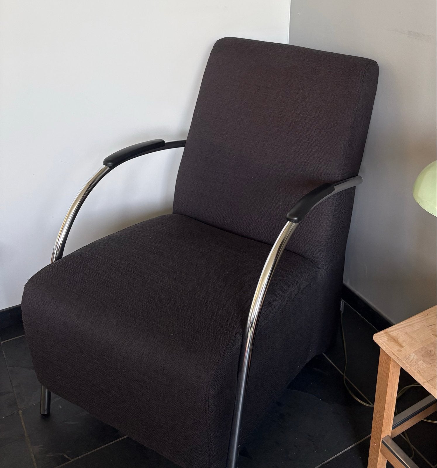 Comfortabele fauteuil met chromen armleuningen, Huis en Inrichting, Fauteuils, Ophalen, 75 tot 100 cm, Zo goed als nieuw, Stof