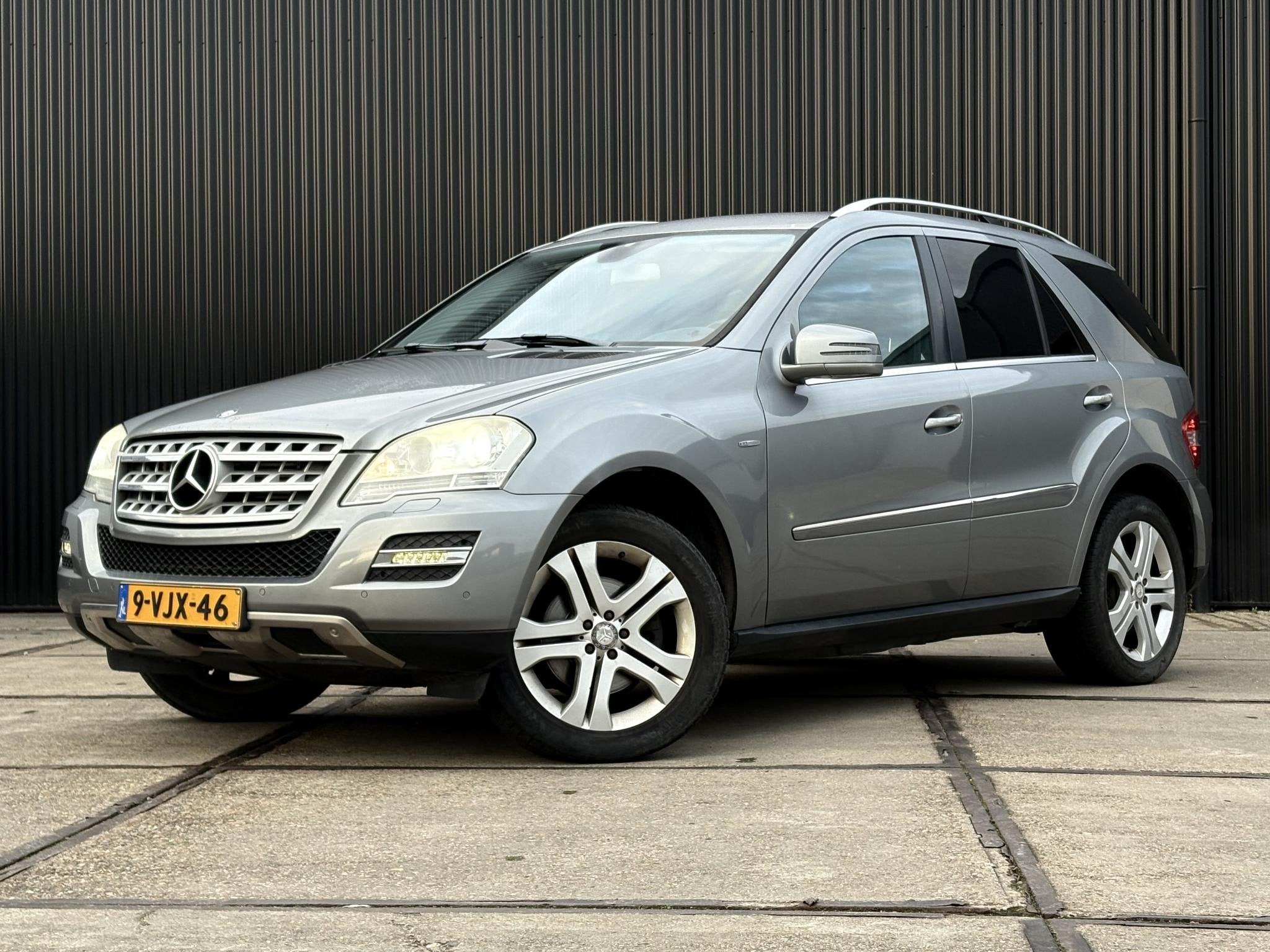 Mercedes-Benz M-klasse ML 300 V6 205 PK AUT | 3500KG TREKHAA, Auto's, Mercedes-Benz, Euro 5, 2240 kg, Gebruikt, Leder en Stof