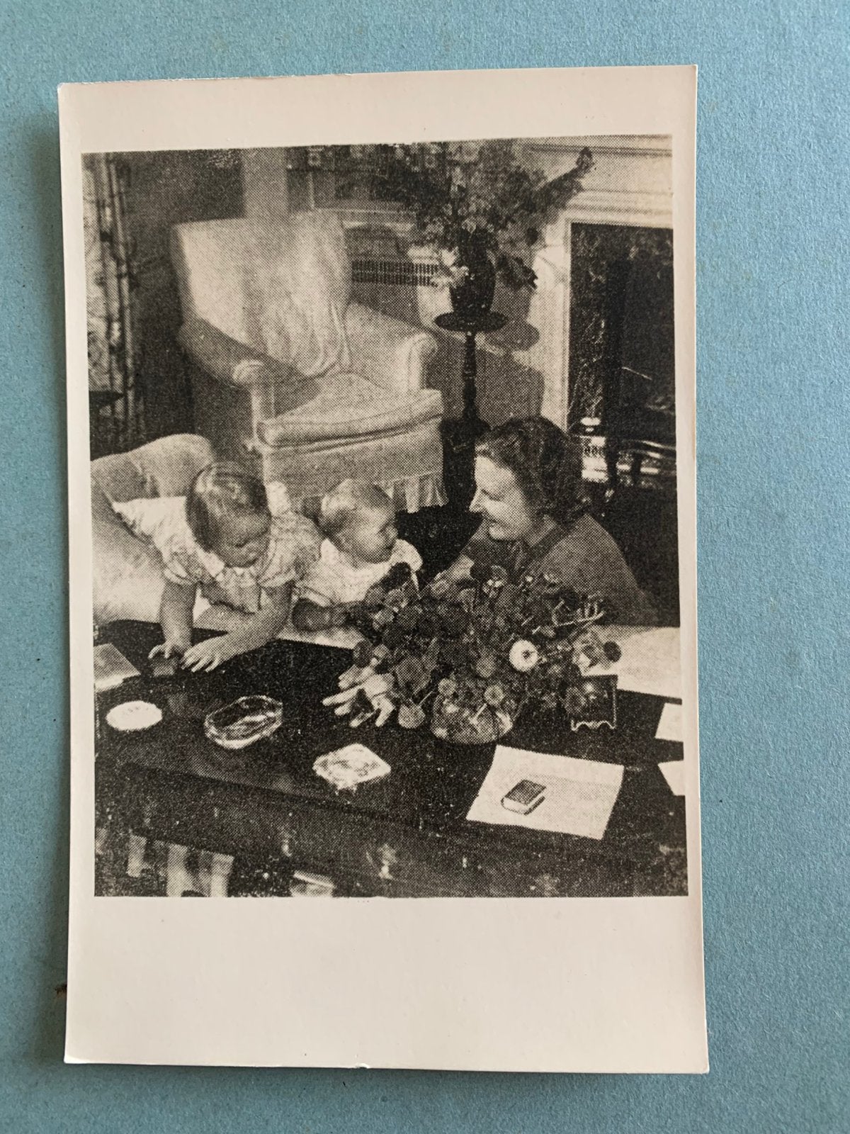 Prinses Juliana met Beatrix en Irene, Ophalen of Verzenden, Gebruikt, Nederland, Kaart, Foto of Prent
