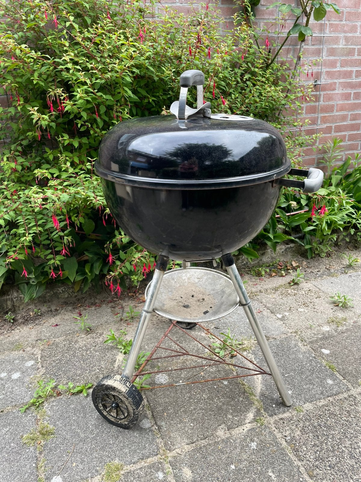 Weber Compact Kettle houtskoolbarbecue Ø 47 cm – zwart, Ophalen of Verzenden, Gebruikt, Met accessoires