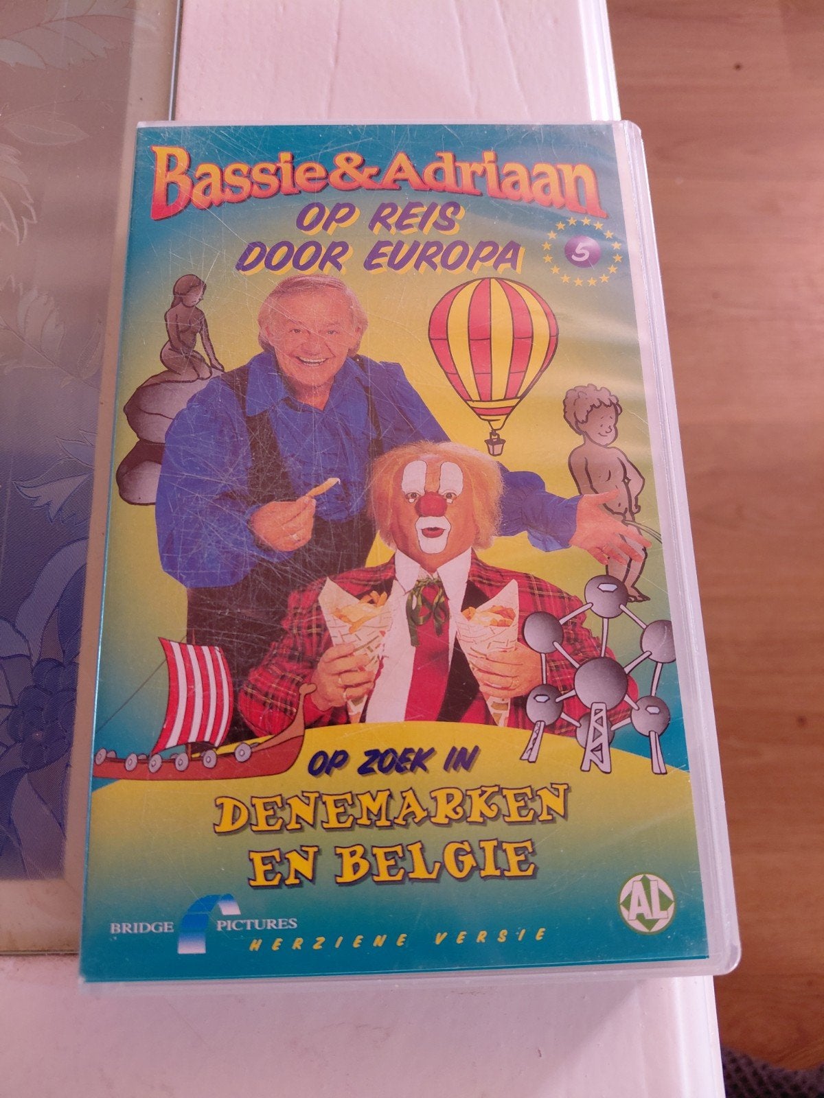 Bassie en Adriaan reis door Europa 5 Denemarken België vhs, Cd's en Dvd's, VHS | Kinderen en Jeugd, Gebruikt, Alle leeftijden