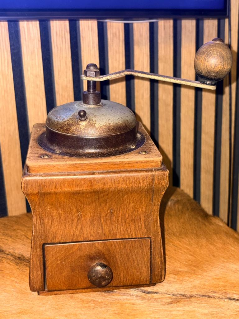 Antieke houten handkoffiemolen, Antiek en Kunst, Ophalen of Verzenden