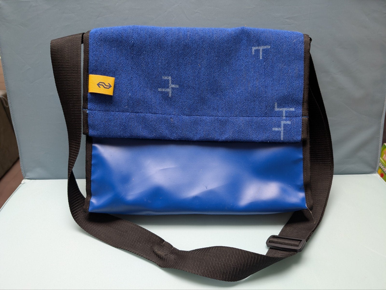 NS Fraenck Laptoptas - Upcycled Treinbekleding, Ophalen, 15 inch, Zo goed als nieuw, Schoudertas