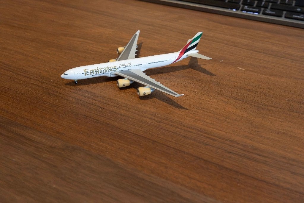 Emirates Airbus A340-500 schaal 1:500 van Herpa., Overige merken, 1:200 of kleiner, Ophalen of Verzenden, Zo goed als nieuw