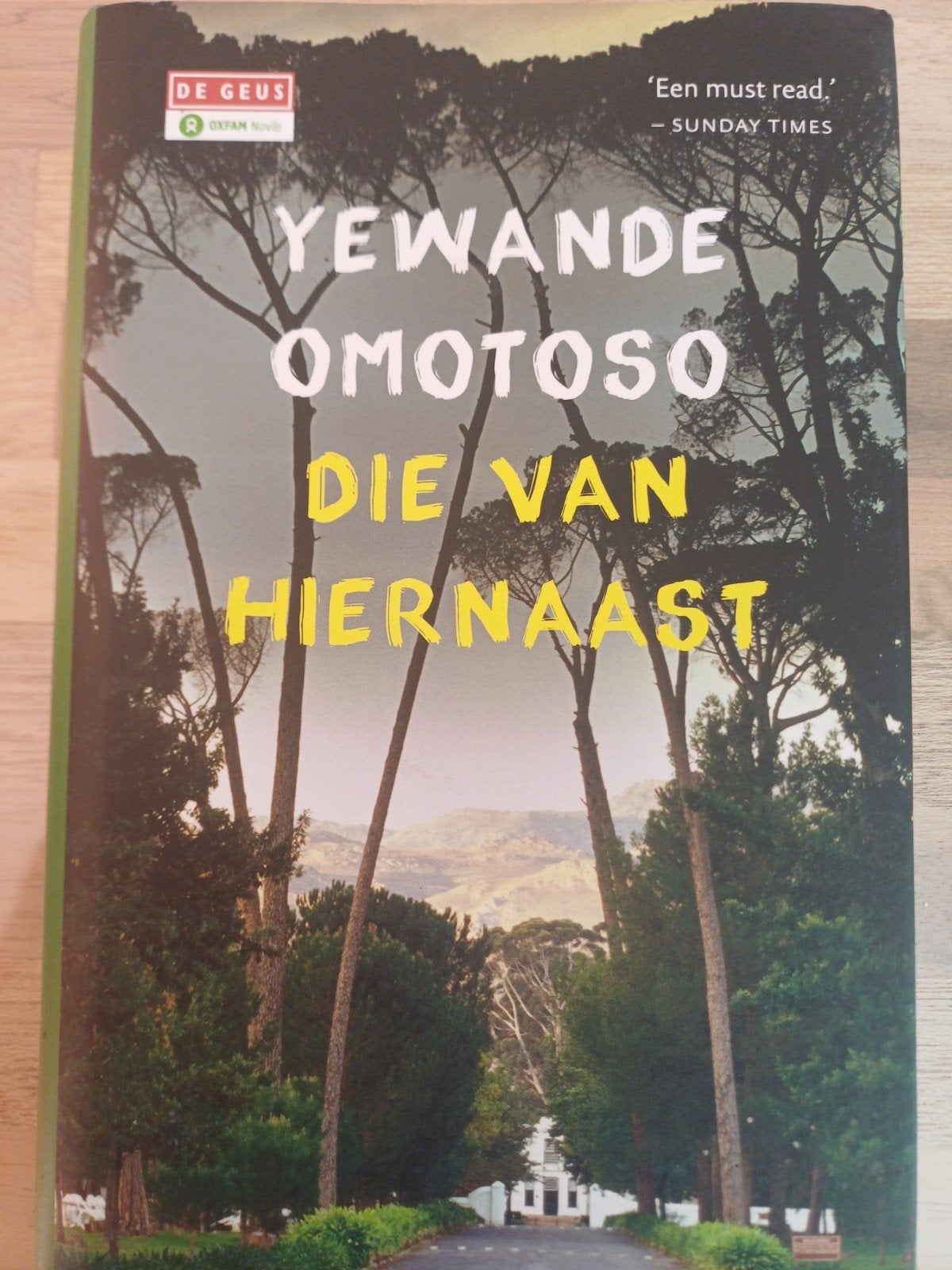 Yewande Omotoso - Die van hiernaast, Ophalen of Verzenden, Zo goed als nieuw, Yewande Omotoso