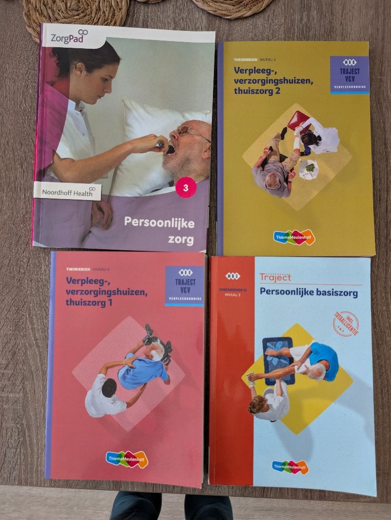 Schoolboeken opleiding verzorgende IG, Ophalen, Overige vakken, ThiemeMeulenhoff, Zo goed als nieuw