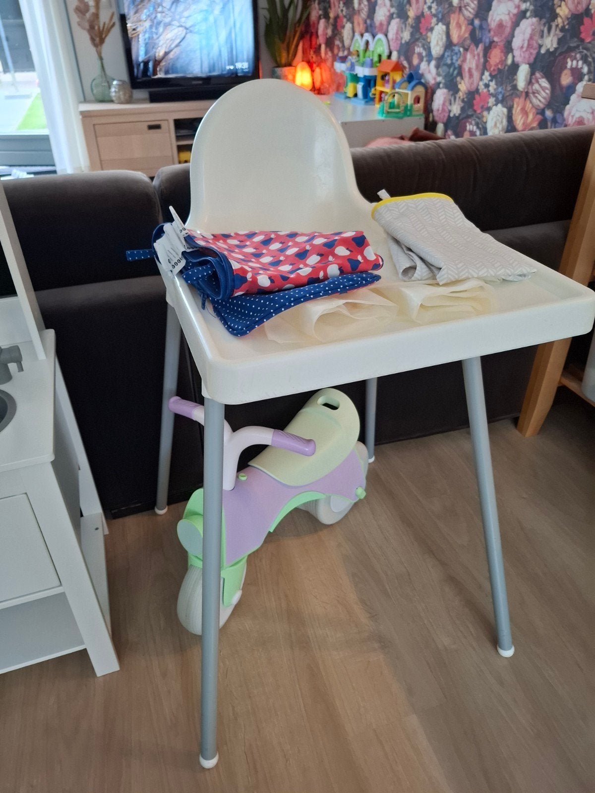 Ikea Antilop kinderstoel met 2 zitverkleiners en hoezen, Kinderen en Baby's, Kinderstoelen, Ophalen, Gebruikt, Overige typen, Afneembaar eetblad