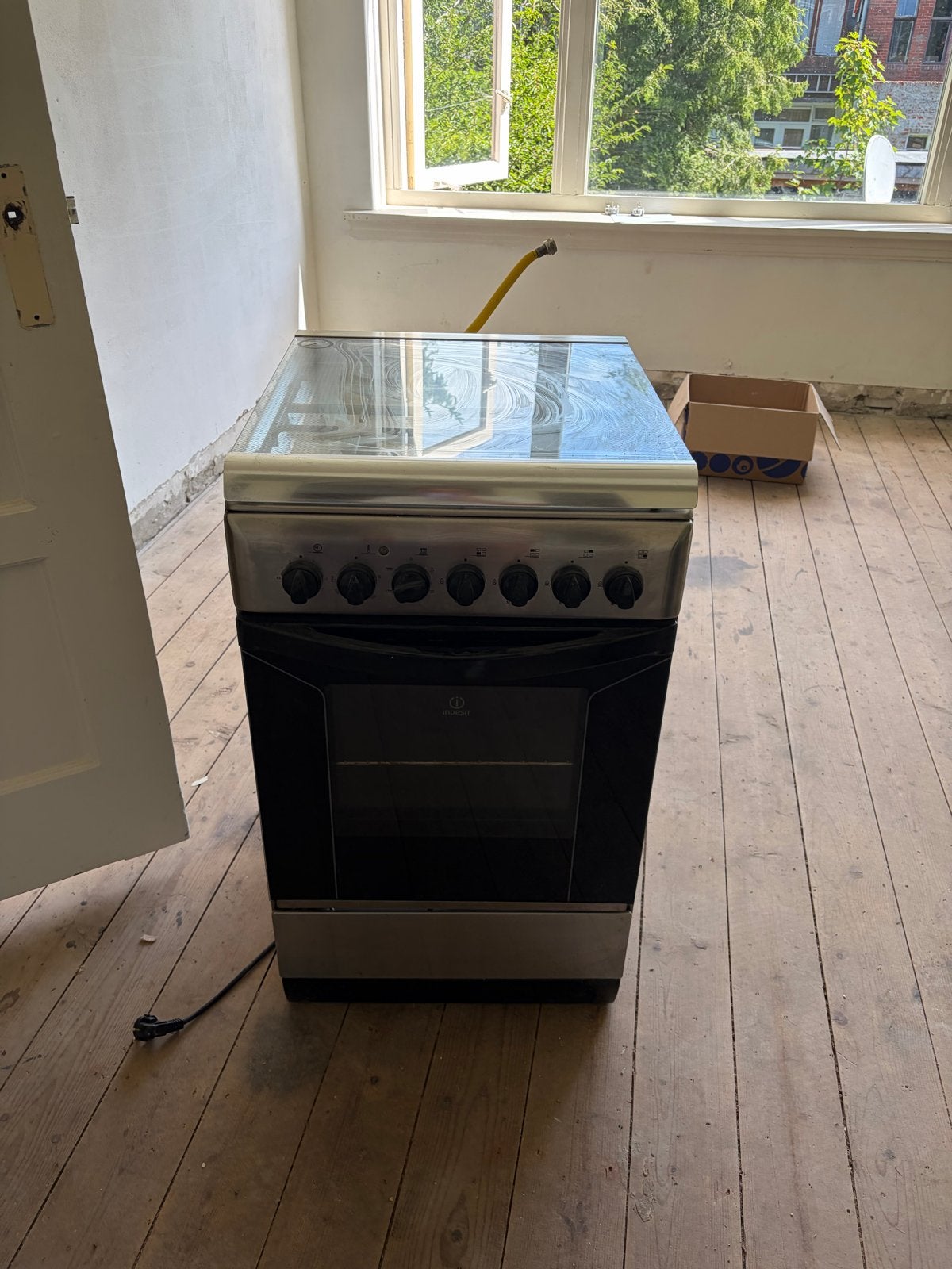 Indesit gasfornuis met oven - wordt schoongemaakt, Witgoed en Apparatuur, Fornuizen, Ophalen, Gebruikt, 4 kookzones, Gas